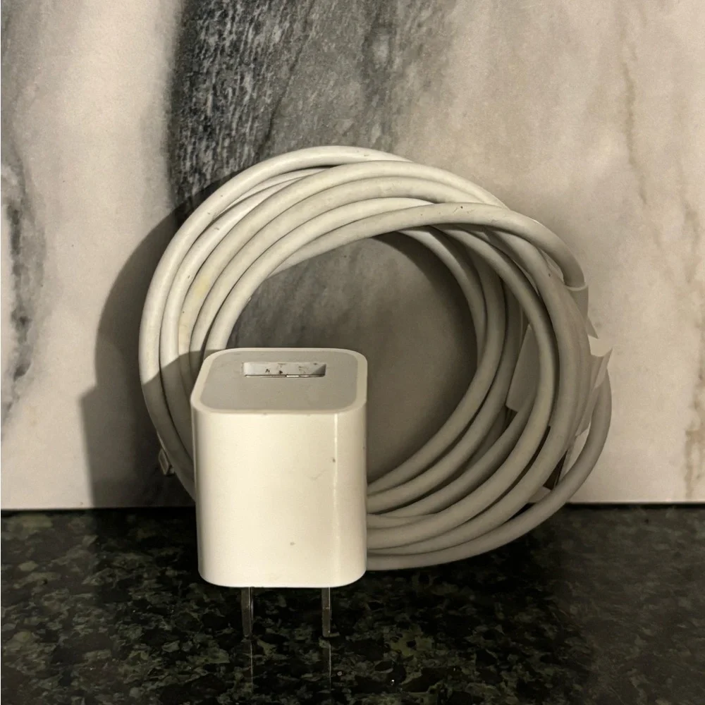 Apple iPhone 8 Plus att in White with White Lightning Charger